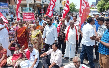 போக்குவரத்து மிகுந்த பகுதியில் உள்ள டாஸ்மாக் கடையை மூட வலியுறுத்தி கம்யூனிஸ்ட் கட்சியினர் சாலை மறியல்